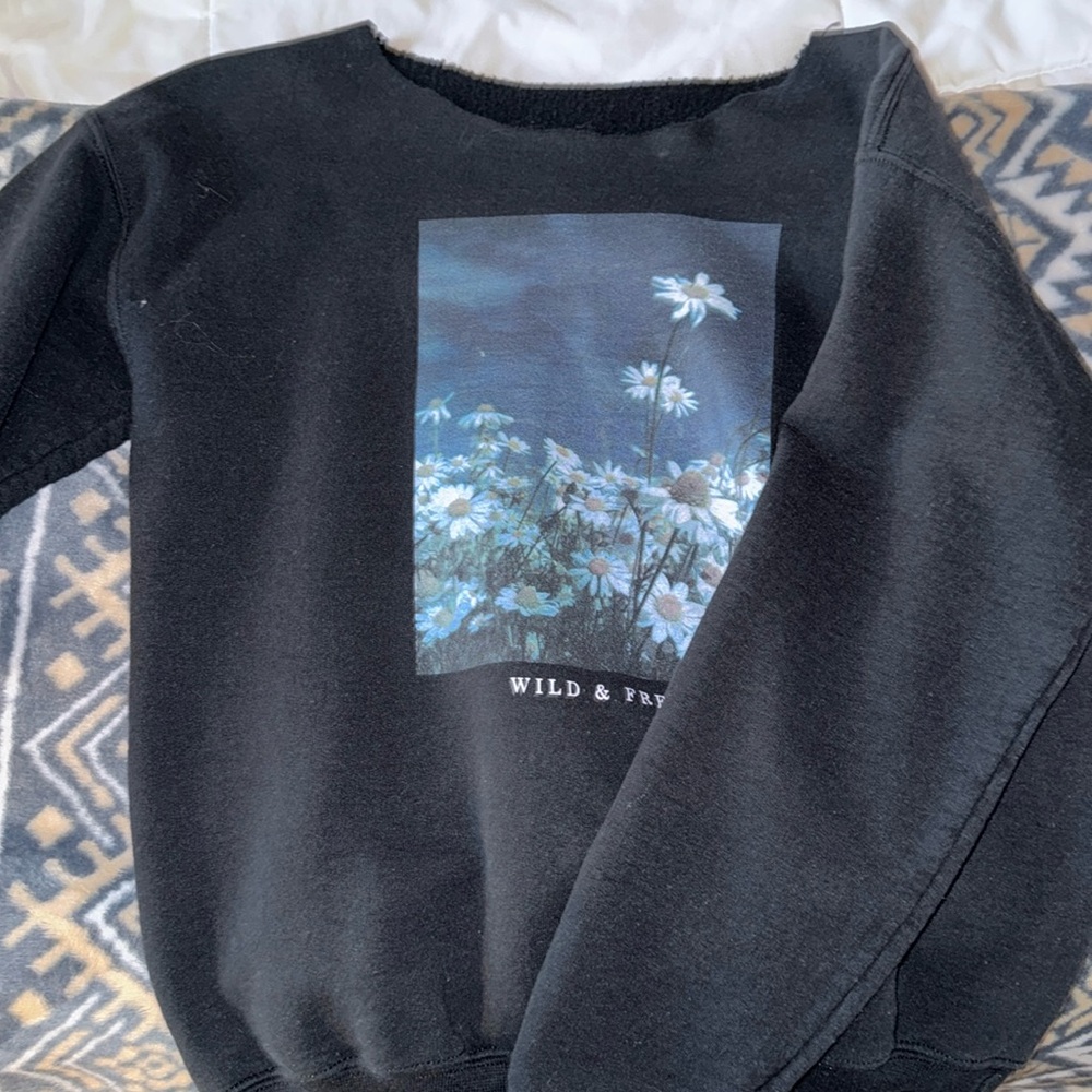 Tillys, Crewneck